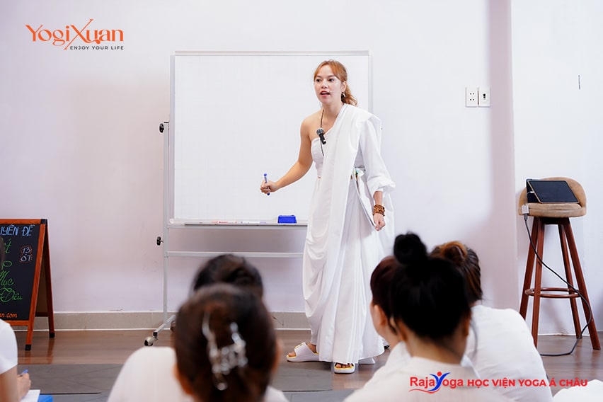 Khóa học HLV Yoga chuyên sâu