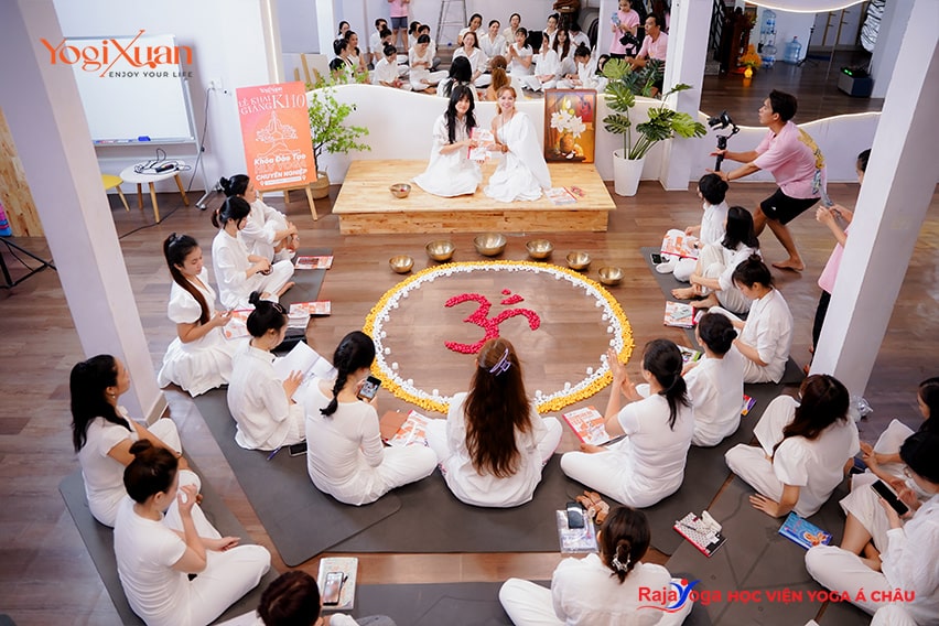 Khóa học HLV Yoga chuyên sâu