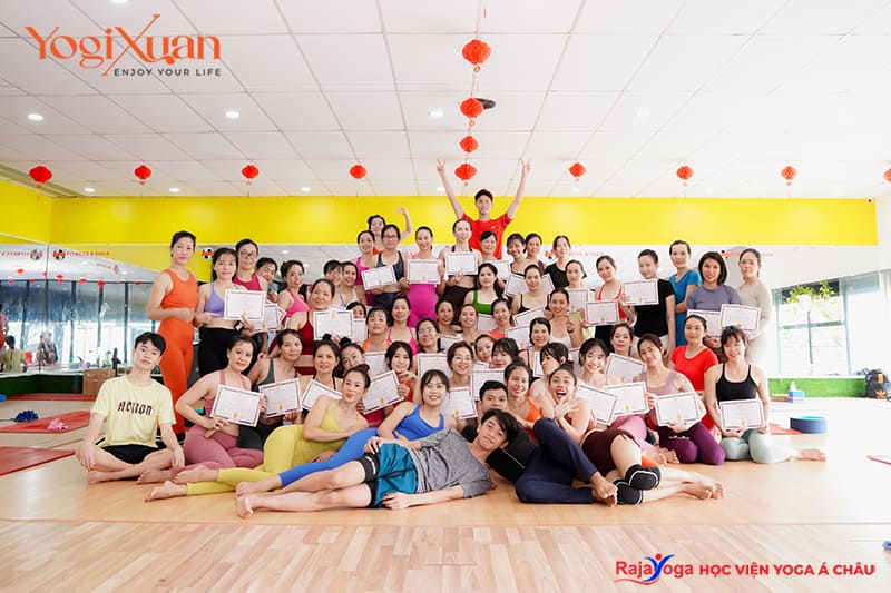 Khóa học HLV Yoga chuyên sâu