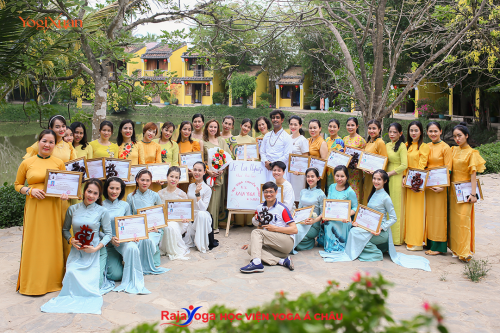 Bế giảng khóa đào tạo HLV Yoga chuyên nghiệp tại Học viện Yoga Á Châu (sáng lập bởi Yogi Xuân).