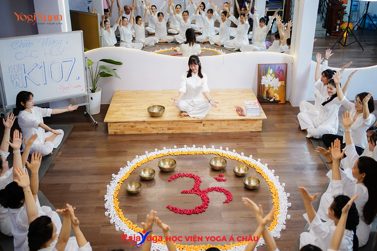Khai giảng khóa đào tạo HLV Yoga chuyên nghiệp tại Học viện Yoga Á Châu (sáng lập bởi Yogi Xuân).