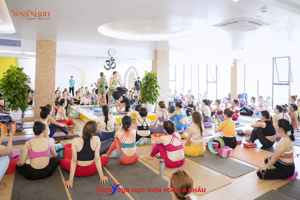 Khóa đào tạo HLV Yoga chuyên nghiệp tại Học viện Yoga Á Châu (sáng lập bởi Yogi Xuân).