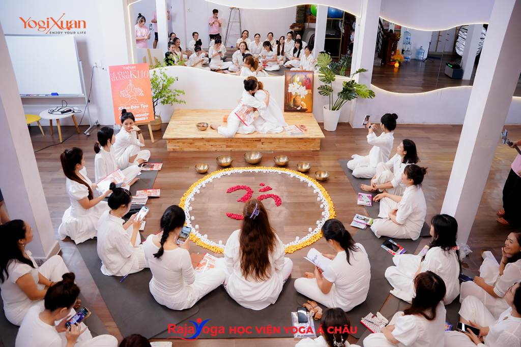 Khai giảng khóa đào tạo HLV Yoga chuyên nghiệp tại Học viện Yoga Á Châu
