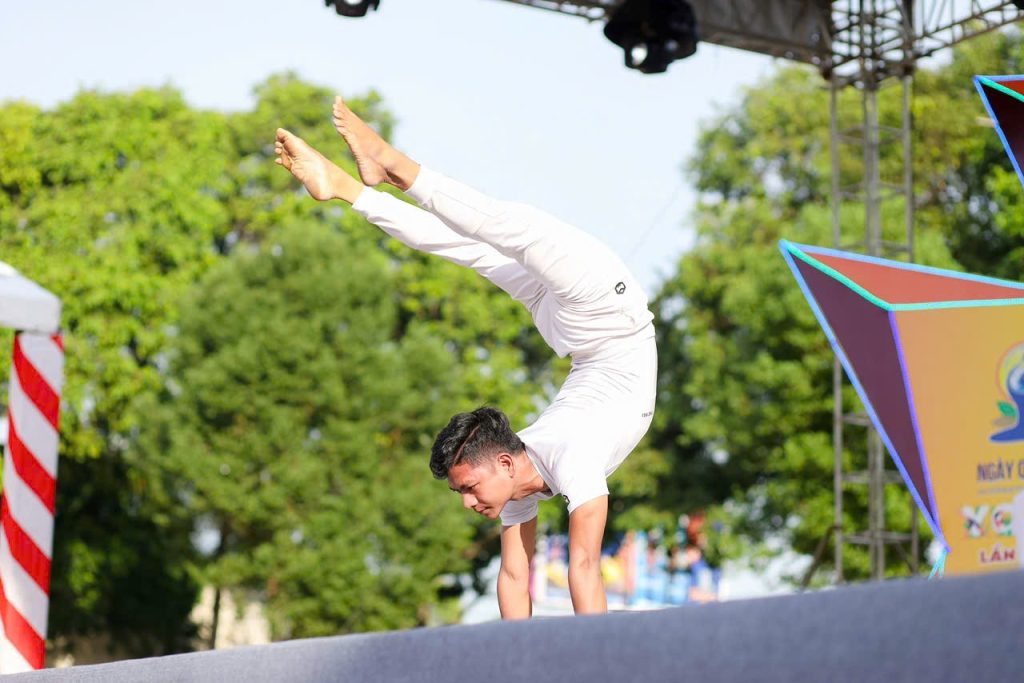 Chuyên gia Handstand, giảng viên đào tạo HLV yoga, VDV cấp 1 quốc gia