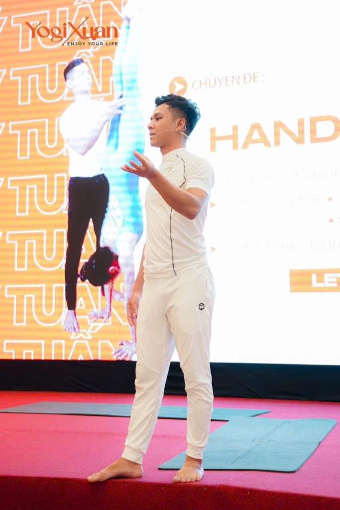 Chuyên gia Handstand, giảng viên đào tạo HLV yoga, VDV cấp 1 quốc gia