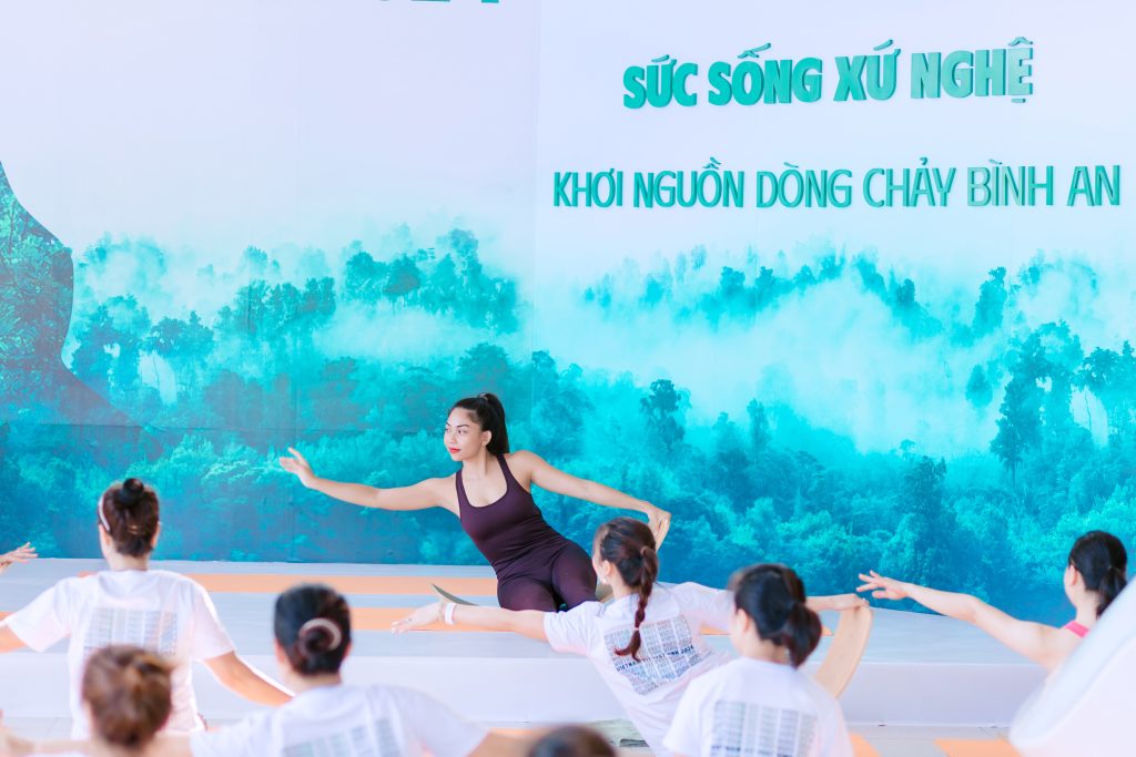 Cô Vy hướng dẫn dạy yoga flow