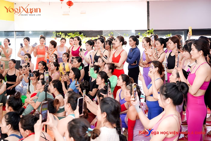 trở thành HLV Yoga