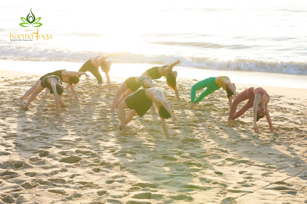 yoga flow trên bãi biển