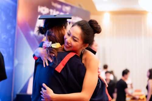 Cô Vy trao bằng tốt nghiệp cho học viên