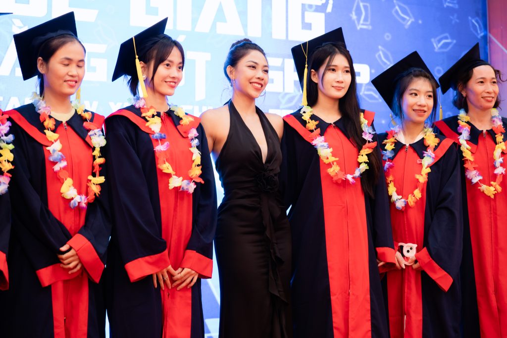 Cô Vy trao bằng tôt nghiệp trong khoá đào tạo huấn luyện viên