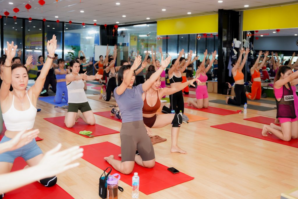 Cô Vy hướng dẫn học viên vào thế đúng