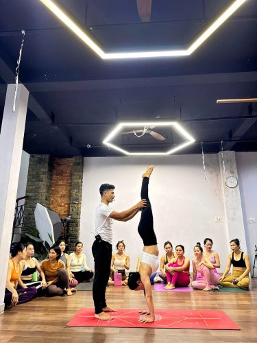 Thầy Tuấn hướng dẫn học viên lên thế Handstand - thăng bằng tay