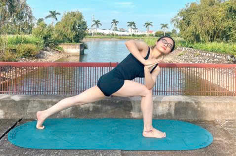 Yoga_vặn_xoắn_cùng_Yogi_Phương