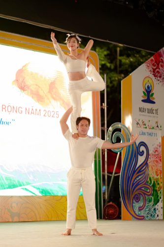 Biểu Diễn Trên Không Acro Yoga 