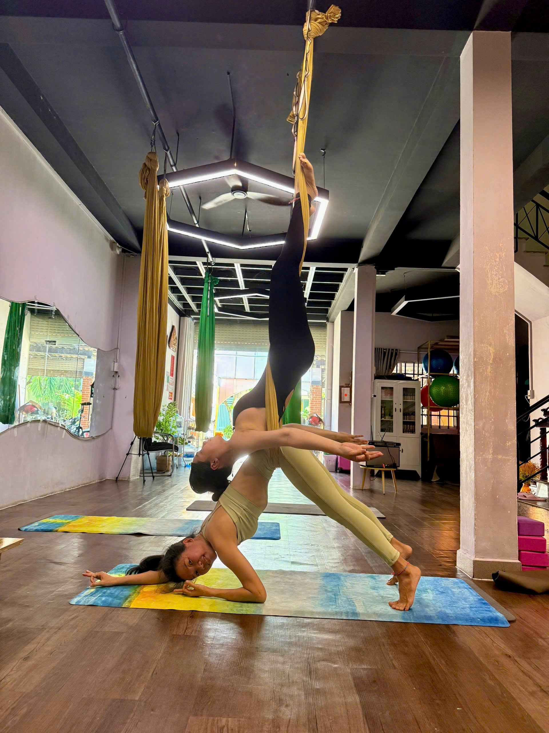 Cô Trần Thị Kiều Khánh hướng dẫn học viên lên yoga bay