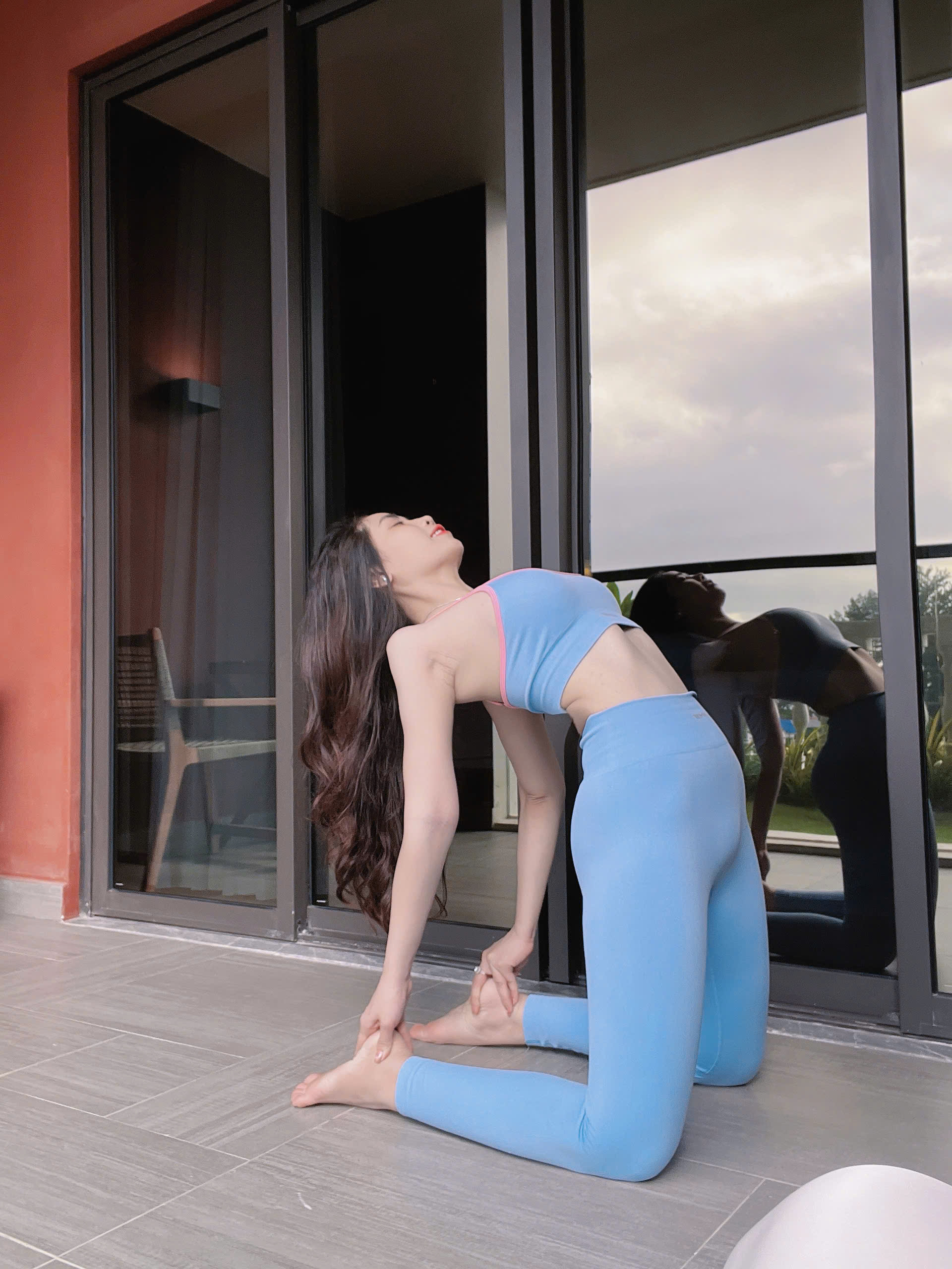 Cô Trần Thị Kiều Khánh thực hiện tư thế lạc đà trong yoga 