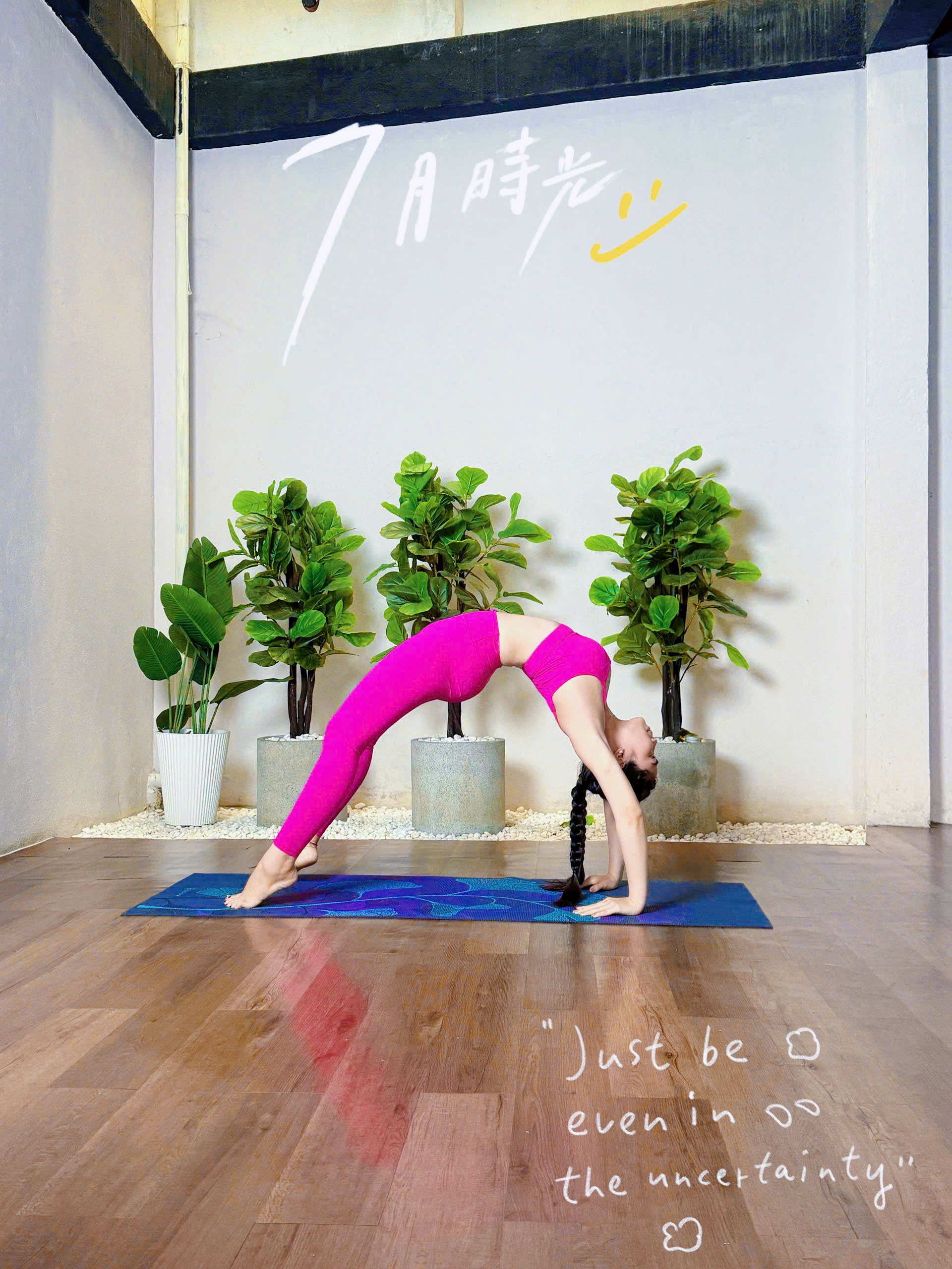 Tư thế bánh xe được thực hiện bởi cô Trần Thị Kiều Khánh 