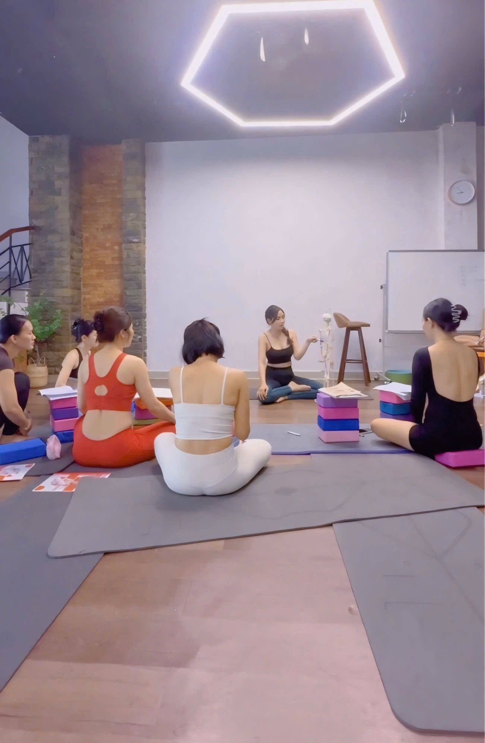 Cô Trần Thị Kiều Khánh chia sẻ giá trị lợi ích của yoga tới mọi người 