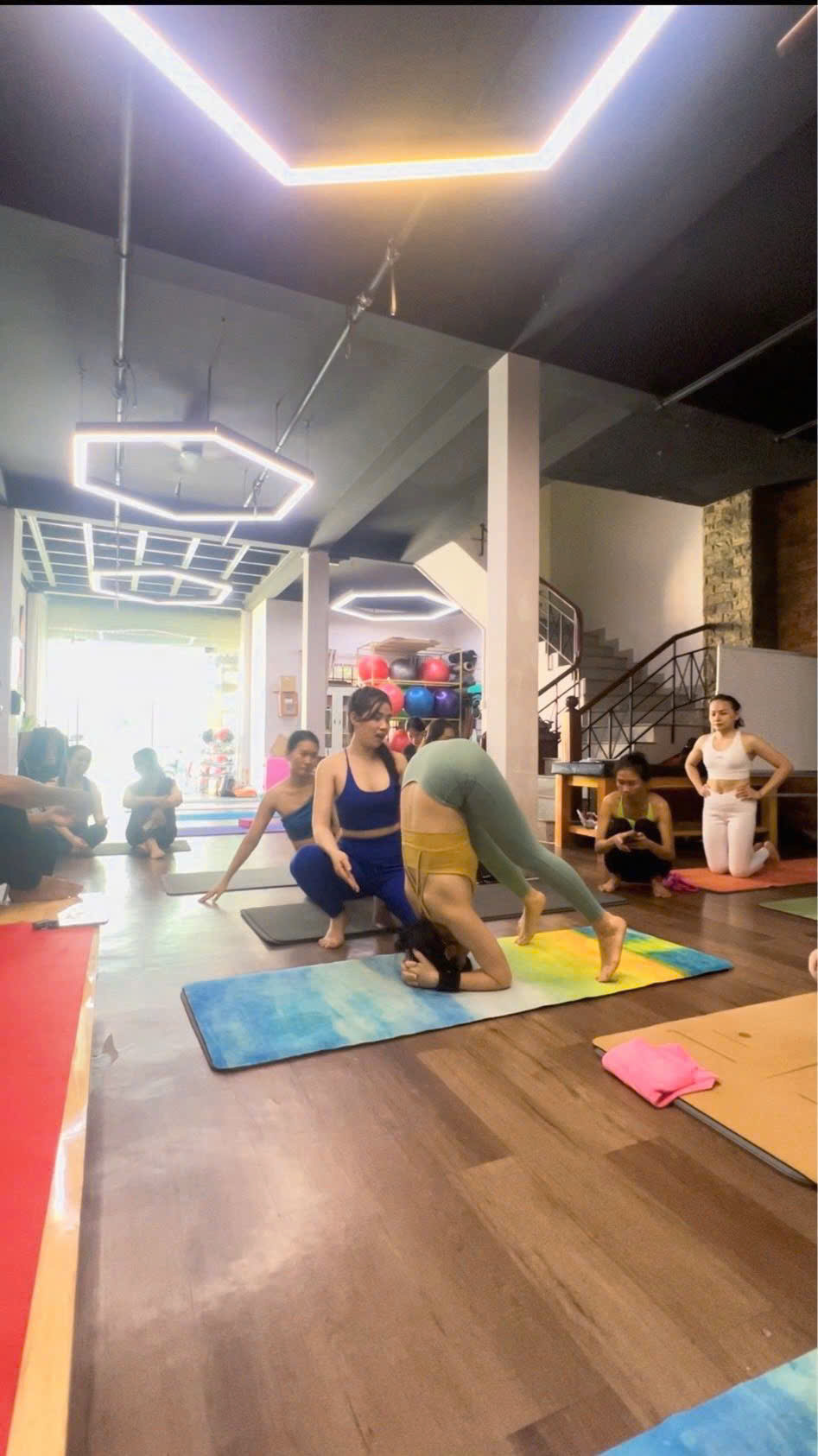 Cô Trần Thị Kiều Khánh hướng dẫn lên tư thế trồng chuối sao cho đúng