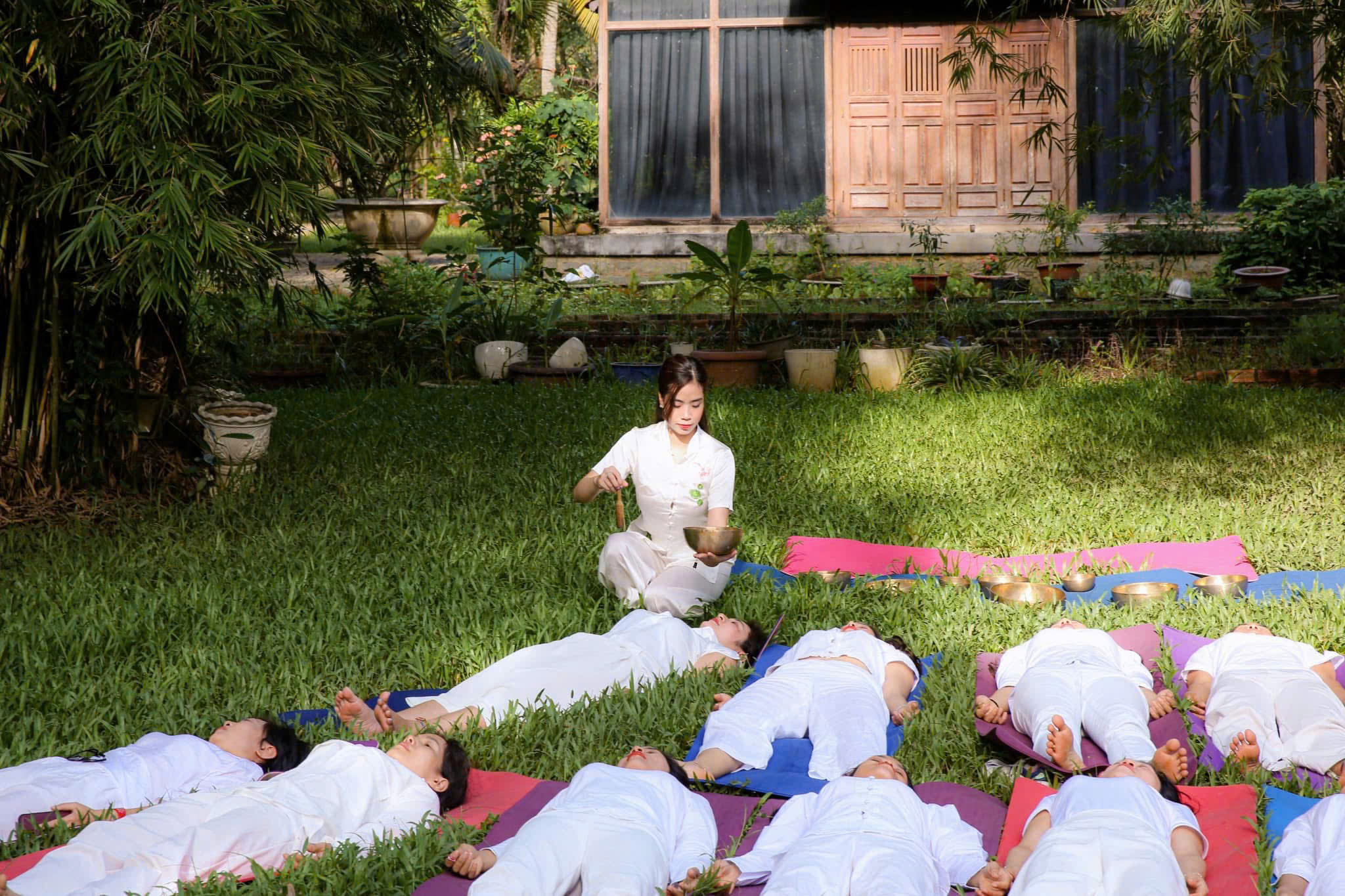 Cô Trần Thị Kiều Khánh trong buổi thiền với chuông