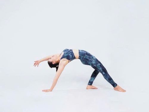 Yoga không chỉ là tư thế, mà là sự hiểu biết – Trinh hướng dẫn học viên cảm nhận cơ thể đúng cách