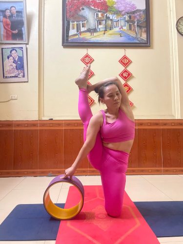 lớp yoga cơ bản của cô Hòa tại Hà Nội