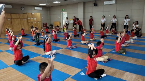 30 phút Yoga giúp trẻ giảm căng thẳng thần kinh
