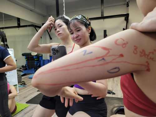  60 phút Yoga Trị Liệu Giúp Thư Giãn Sau Giờ Làm Việc